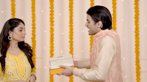 hombre indio sorprendiendo a su esposa en diwali