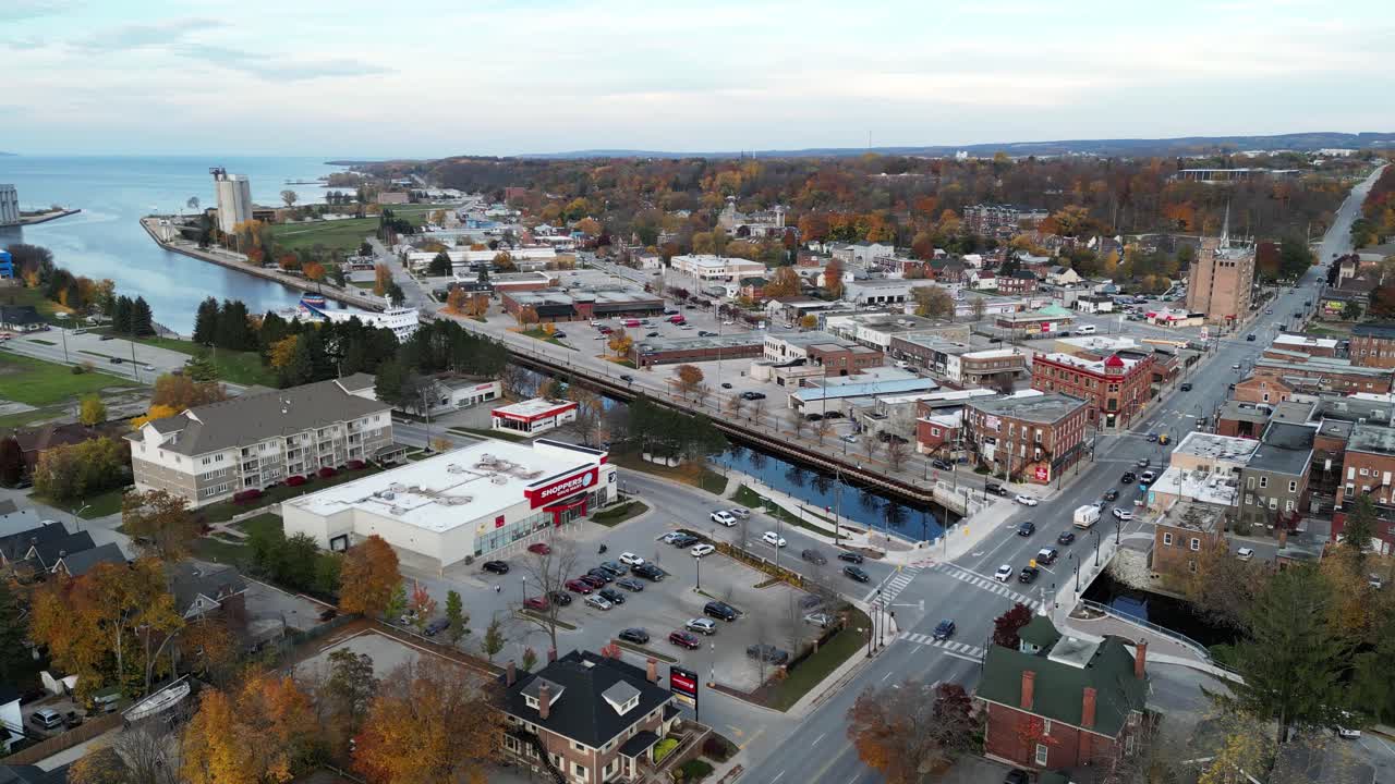vista aérea de una pequeña ciudad de ontario junto a un lago en otoño