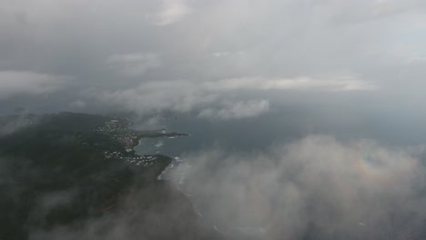 drone aéreo disparado sobre las nubes en martinica. costa y océano