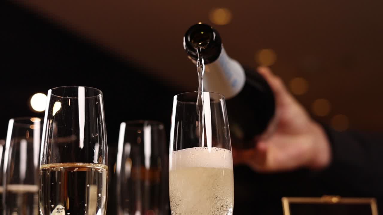 쏟아지는 샴페인