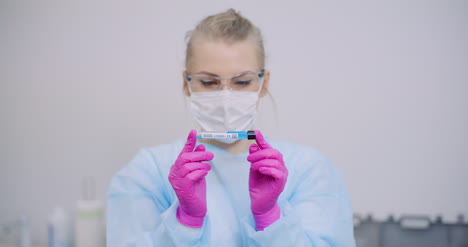 Trabajando-En-El-Laboratorio-Científico-Sosteniendo-Probetas-Examen-Positiva-De-Covid-19-Coronavirus-En-Laboratorio