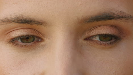 ojos macro cerrados de una hermosa mujer caucásica parpadeando concepto de visión saludable