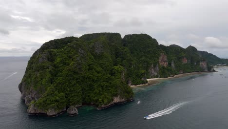 Imágenes-De-Drones-De-Las-Islas-Phiphi-En-Tailandia-Imágenes-De-Increíbles-Paisajes-Tailandeses-Naturaleza-Increíble-Con-Rocas,-Playas,-Colinas,-Océanos-Y-Barcos-Increíbles