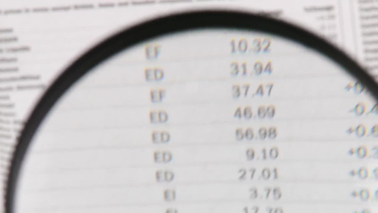 cerca de una lupa que muestra números de un periódico