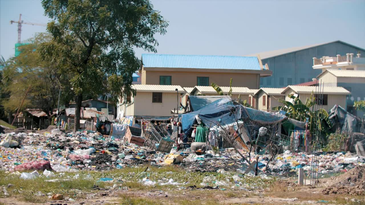 Discarica Plastica Riscaldamento Globale Pianeta Terra Casa Indifesa Spazzatura Inquinamento Pericoli Cambiamento Climatico Senza Tetto 4K