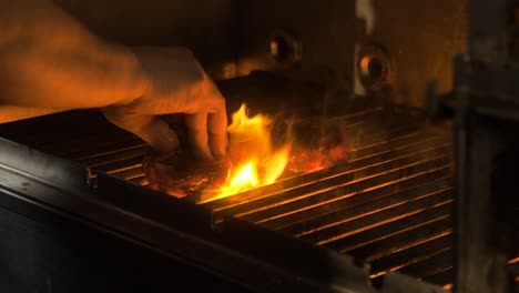 Koch-Grillt-Das-Fleisch-Mit-Flammen