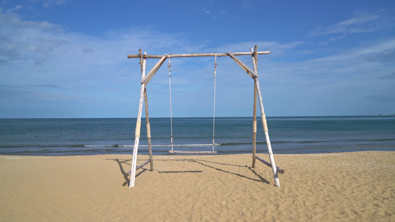 деревянные качели на пляже на фоне морского пляжа