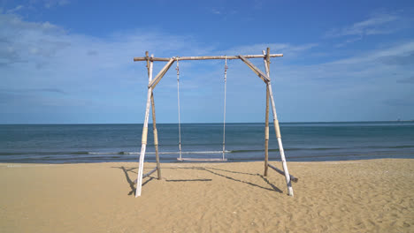 columpio de madera en la playa con fondo de playa de mar