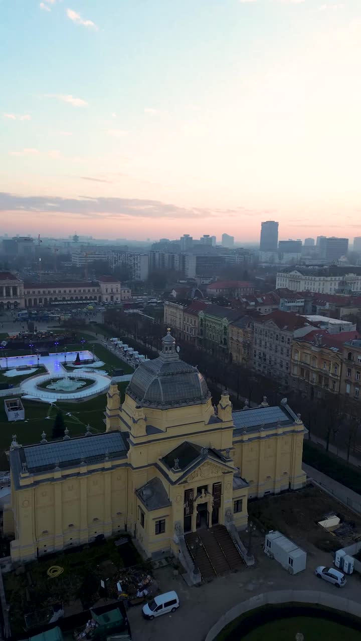 Localizado no coração de Zagreb, o Umjetnički paviljon exibe arte croata e internacional dentro de uma elegante estrutura do século XIX