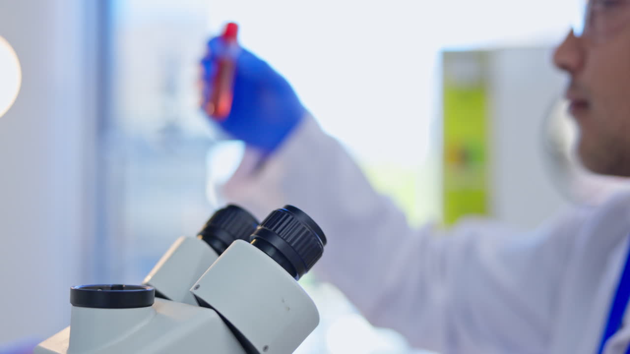 muestra de sangre, hombre y microscopio científico