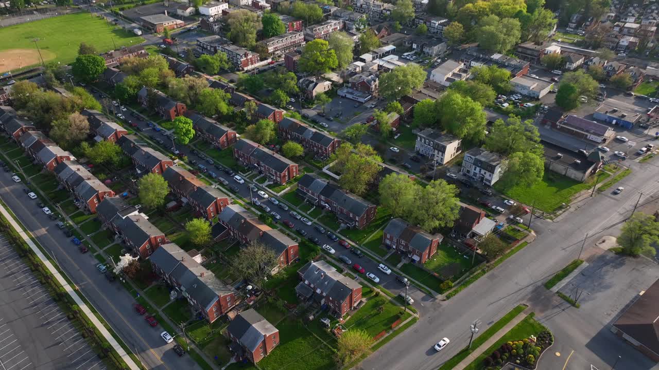 해리스버그 시의 교외에 있는 이웃 집과 배경에 있는 수스하나 강