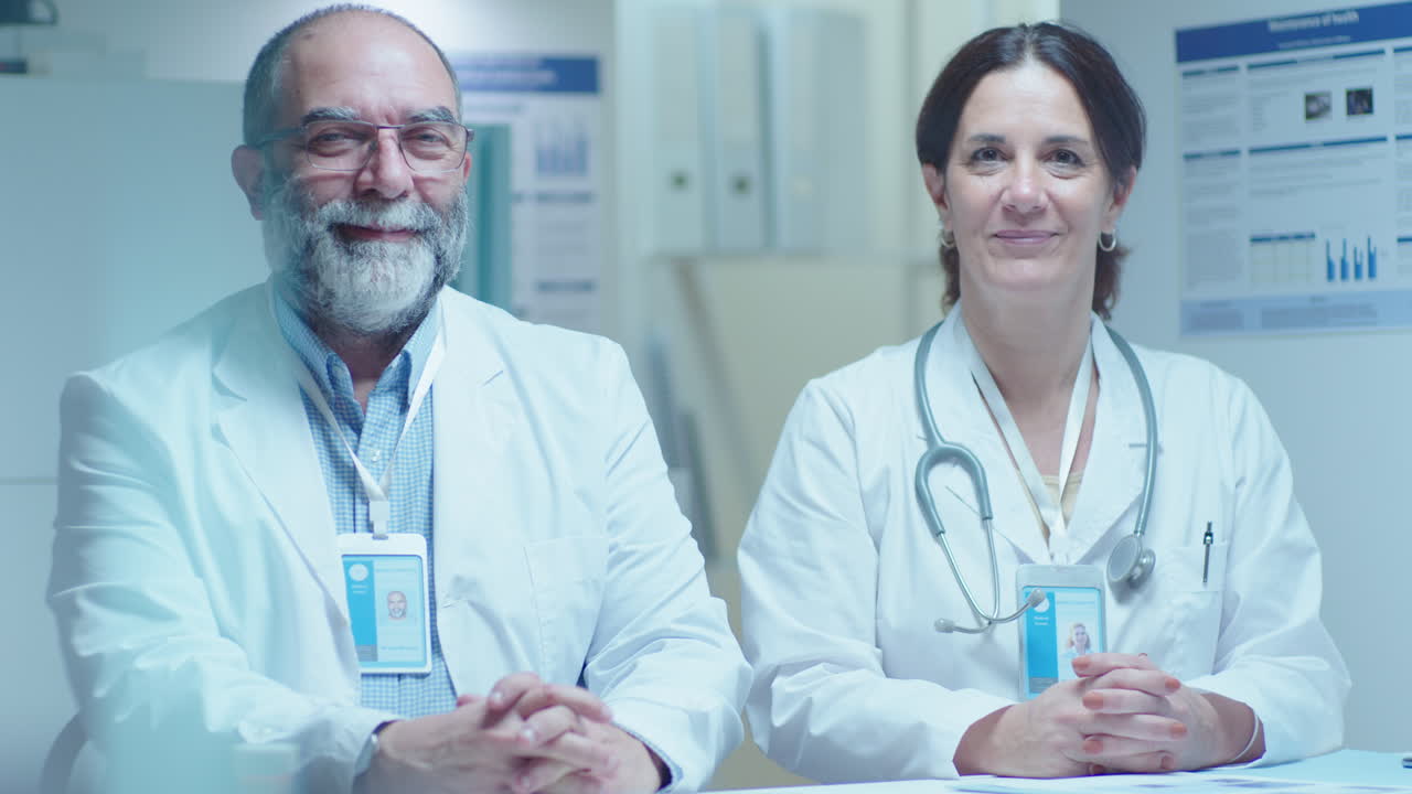 Due medici in una sala riunioni d'ospedale