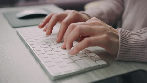 Manos-Femeninas-Escribiendo-En-Un-Teclado-Moderno.-Teclado-De-Escritura-De-Trabajador-Independiente