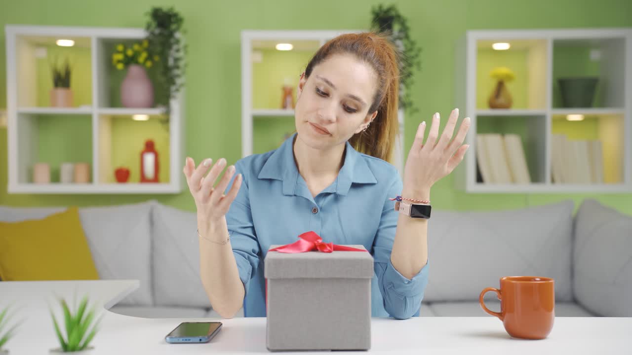 선물을 주기 위해 기다리는 젊은 여자는 좌절합니다.