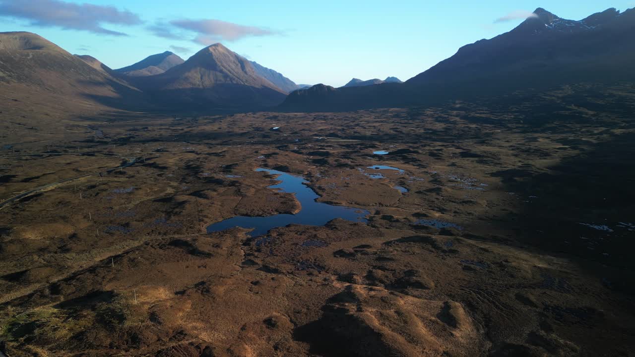 volando sobre los páramos escoceses hacia las montañas loch y cuillin a la luz del amanecer en sligachan en la isla de skye escocia