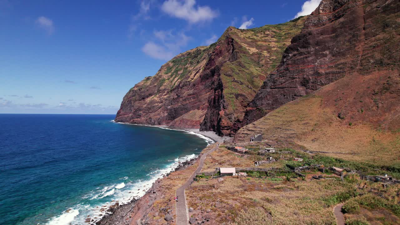 Vista aérea de un pueblo en la costa rocosa de acantilados volcánicos en Achadas da Cruz, Madeira.