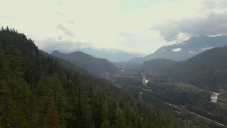 Drone-A-Través-De-Las-Montañas-Y-Las-Nubes-En-Bc-Canada