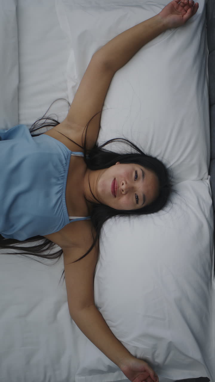 mujer durmiendo en la cama