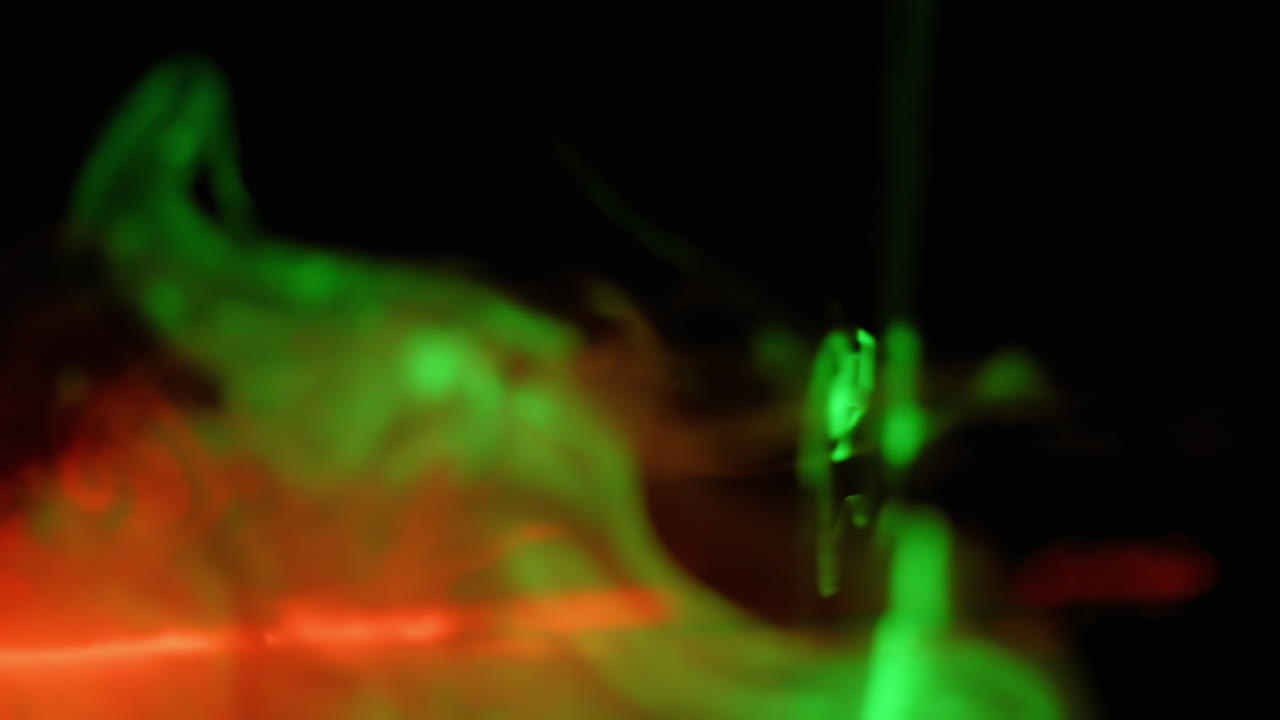 Fumo che attraversa luci rosse e verdi, sovrapposizione astratta psichedelica