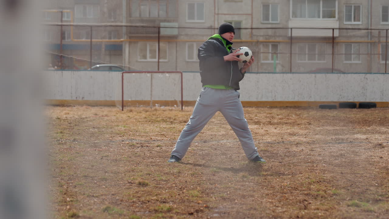 도시 지면에서 하는 근력 운동, 도시 필드에서 몸통 회전과 안정성에 초점을 맞춘 운동, 도심 야외 площадка에서 몸통 비틀기와 공 컨트롤을 포함하는 근력 및 균형 루틴