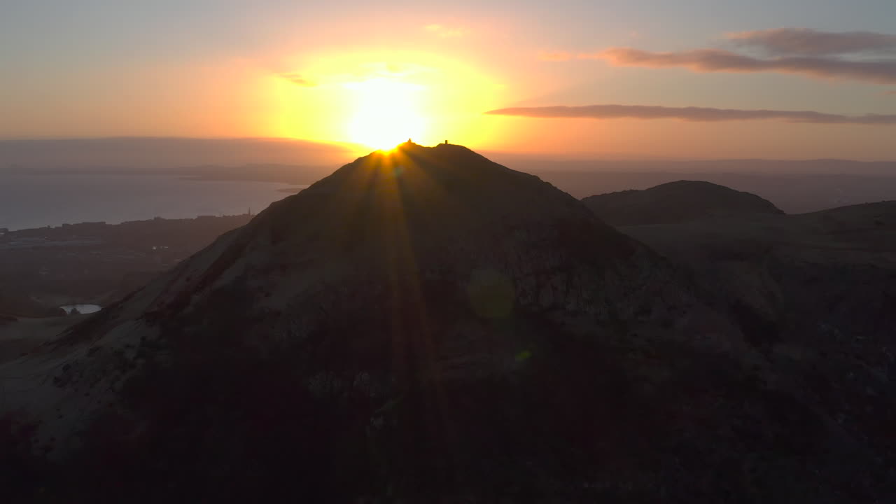 вид с воздуха на восход солнца за креслом артура в парке холируд, эдинбург, шотландия