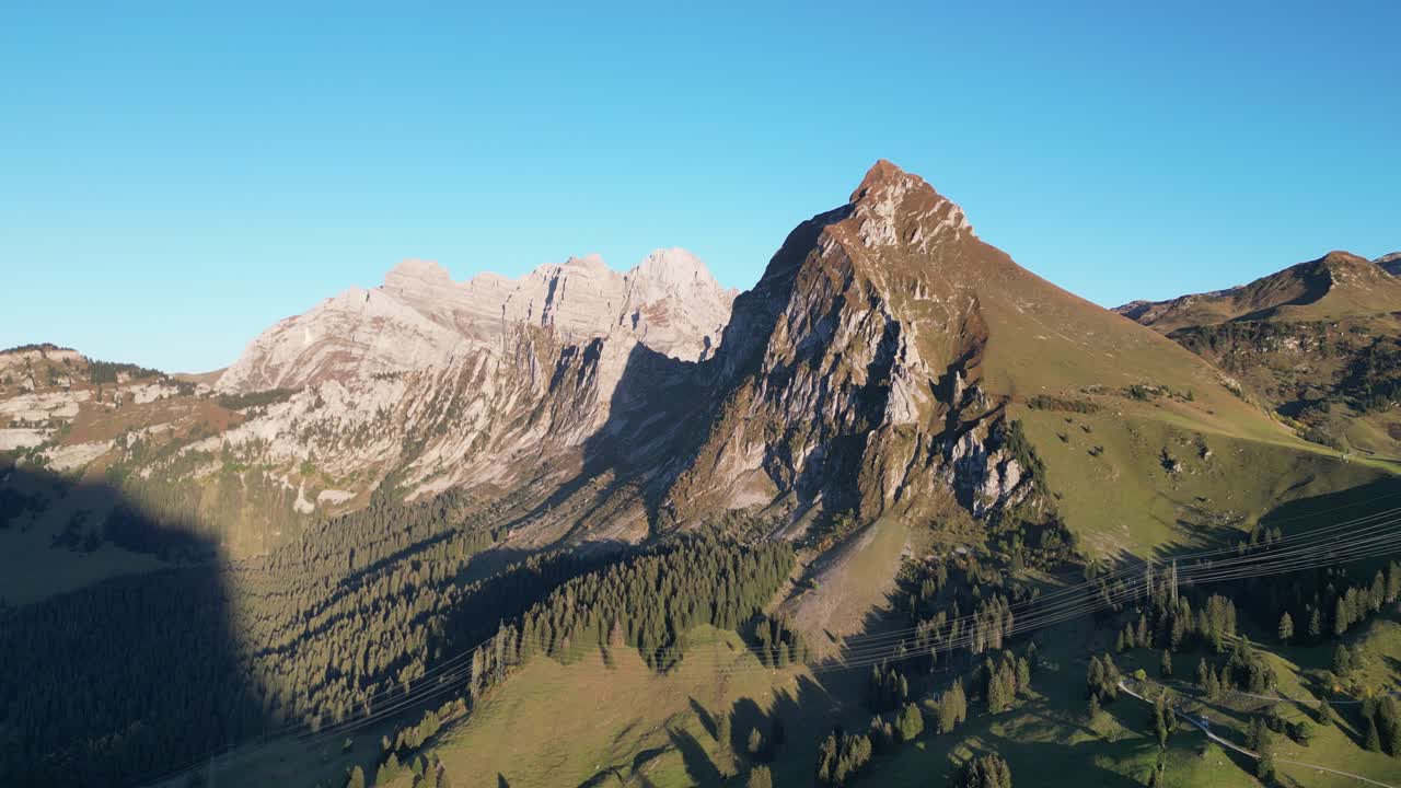 fotografía aérea de los alpes suizos y un lago situado en el valle cerca del bosque