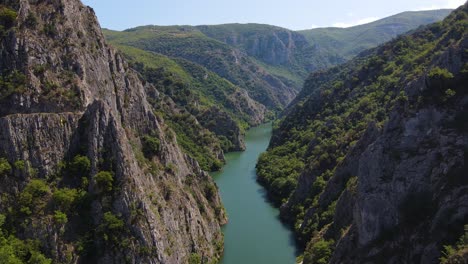 imágenes de drones aéreos del cañón matka del norte de macedonia 10.mp4