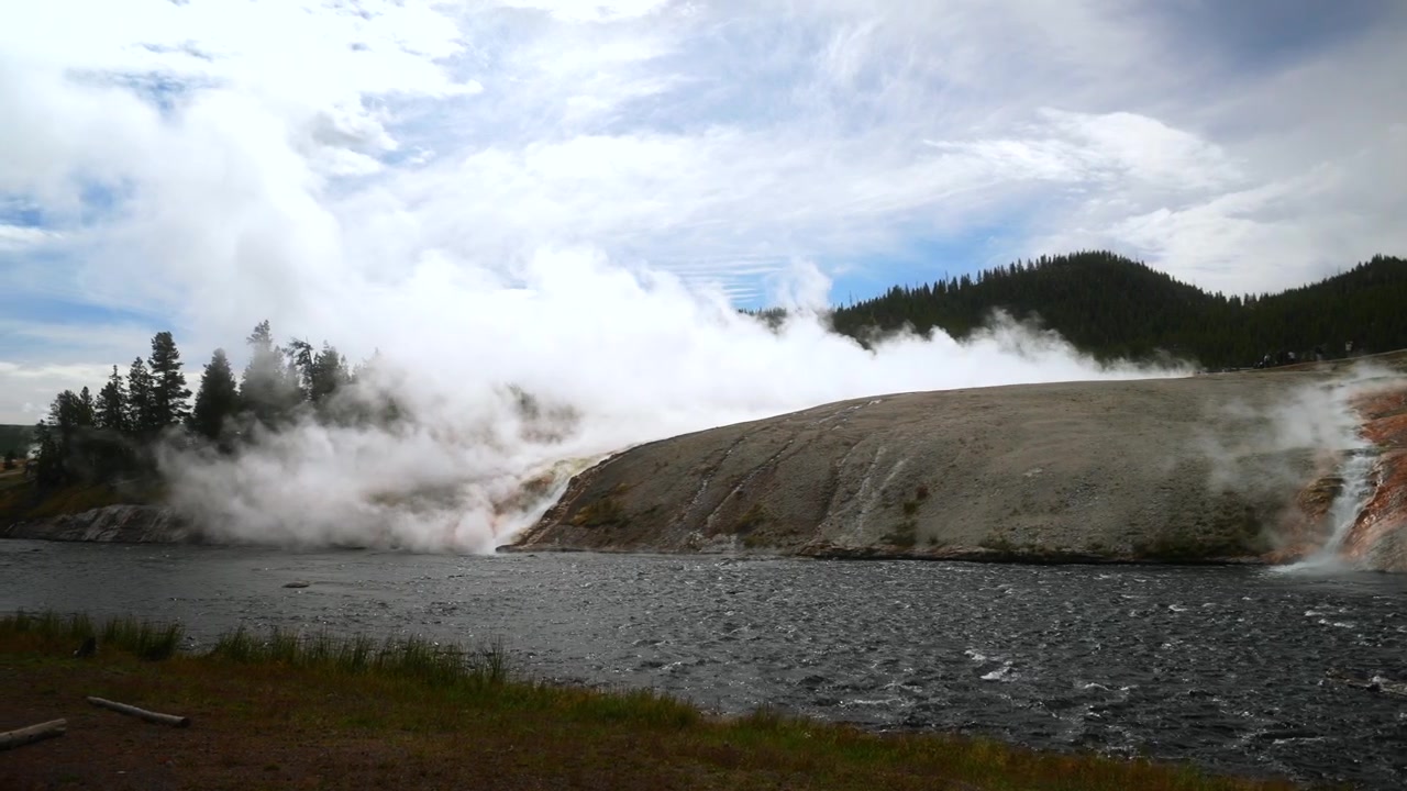 Firehole Nehri Grand Prismatic Kaplıcası en büyük sıcak su havuzu Orta Gayzer Havzası Wyoming ABD Yellowstone Milli Parkı doğa manzarası Midway Yürüyüş Yolu yürüyüş parkuru güneşli mavi gökyüzü sabah nehir kenarı