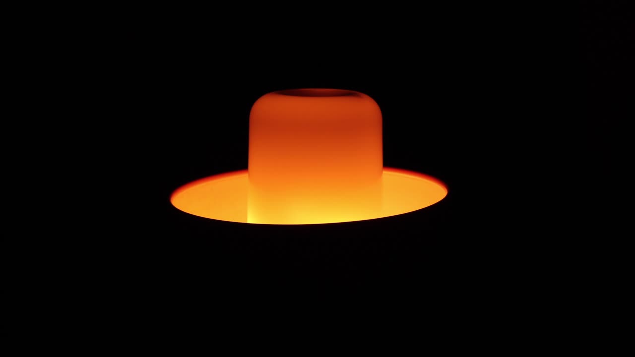 어두운 배경에서 활기찬 불꽃 전구가 밝아집니다.