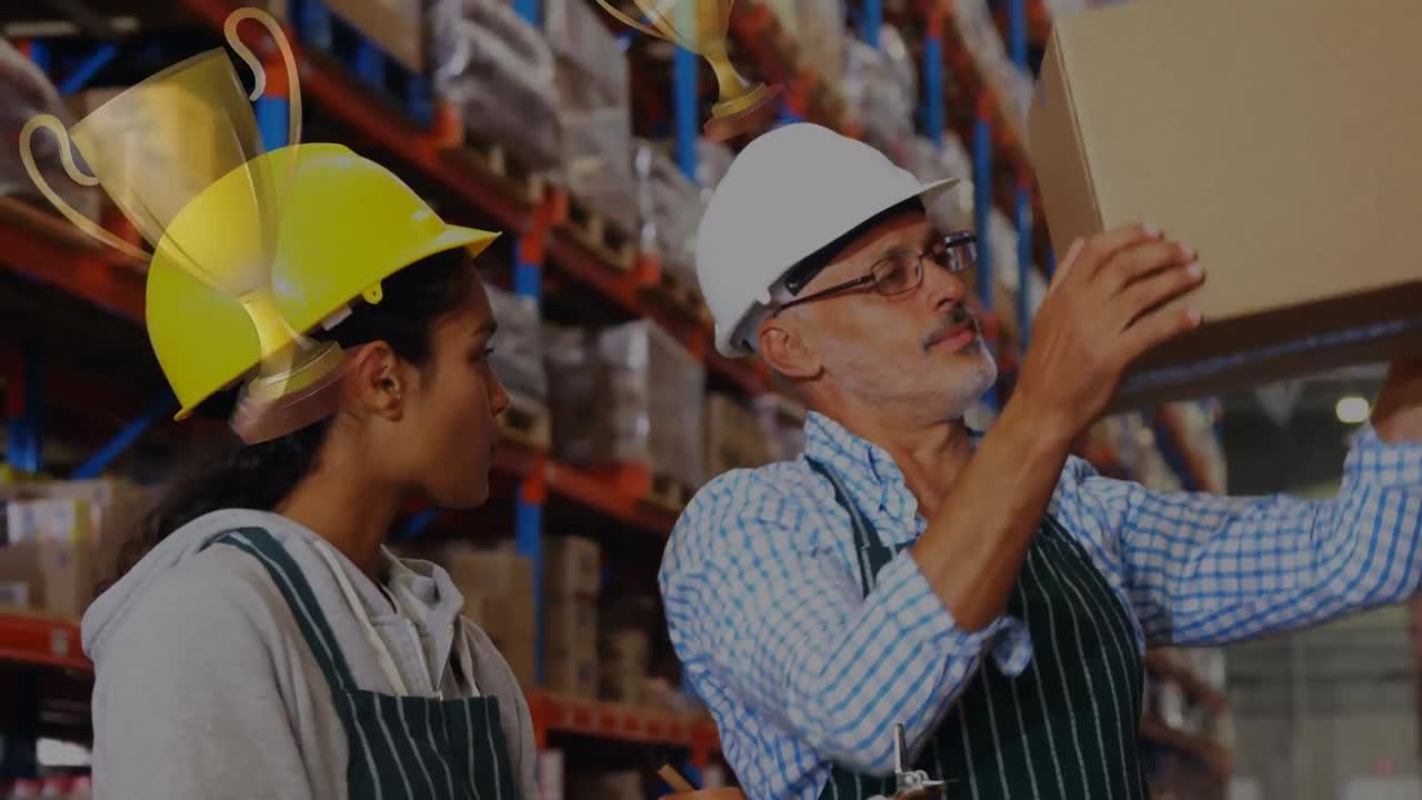 animación de iconos de tazas sobre diversos trabajadores hablando en el almacén