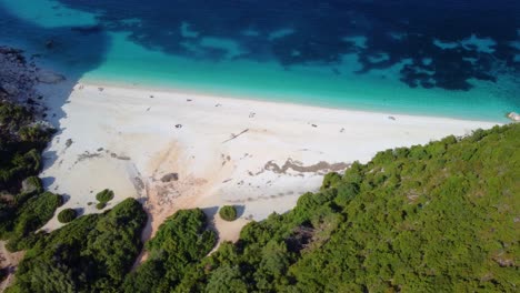 Vista-Aérea-De-La-Hermosa-Y-Apartada-Playa-Fteri-En-La-Isla-Jónica-De-Cefalonia,-Grecia