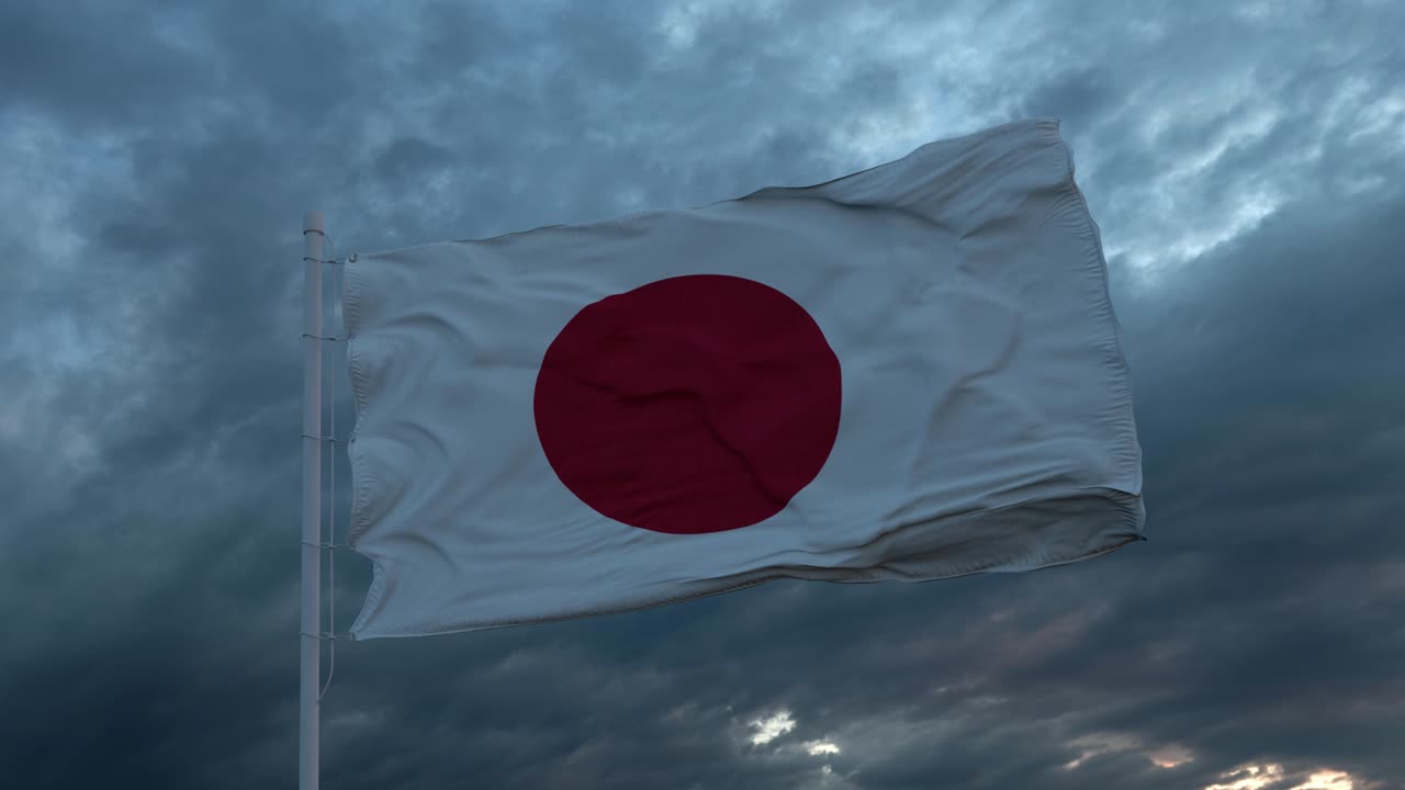 깊고 무거운 폭풍우 하늘에 대항하여 바람에 흔들리는 일본의 현실적인 발