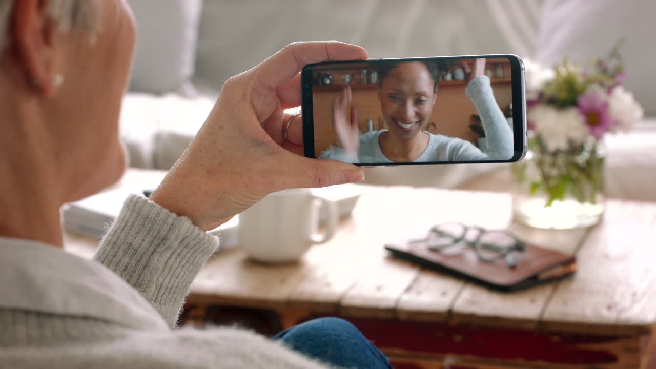 mujer hablando llamada de video pantalla de teléfono en casa