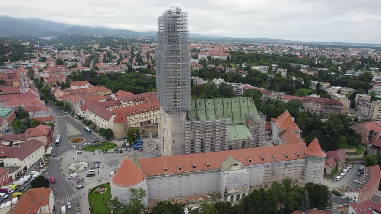 vista aérea que rodea la catedral de zagreb con restauración de andamios en la torre superior con vistas al paisaje urbano croata