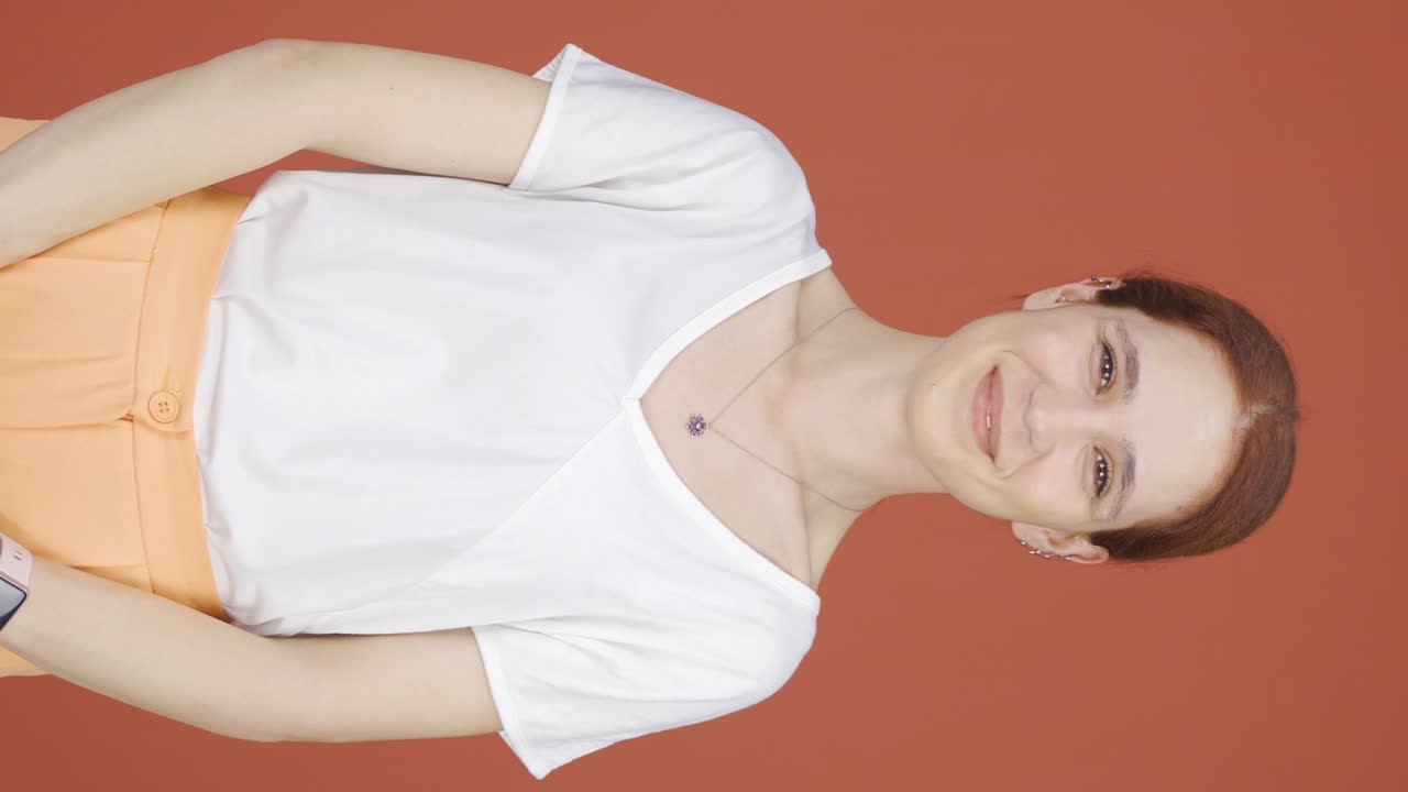 video vertical de una mujer guiñando el ojo a la cámara.