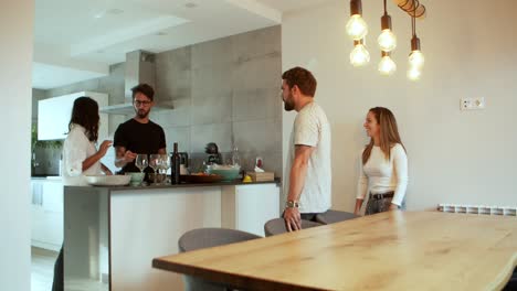 Una-Pareja-Joven-Enfocada-Preparando-Copas-De-Vino