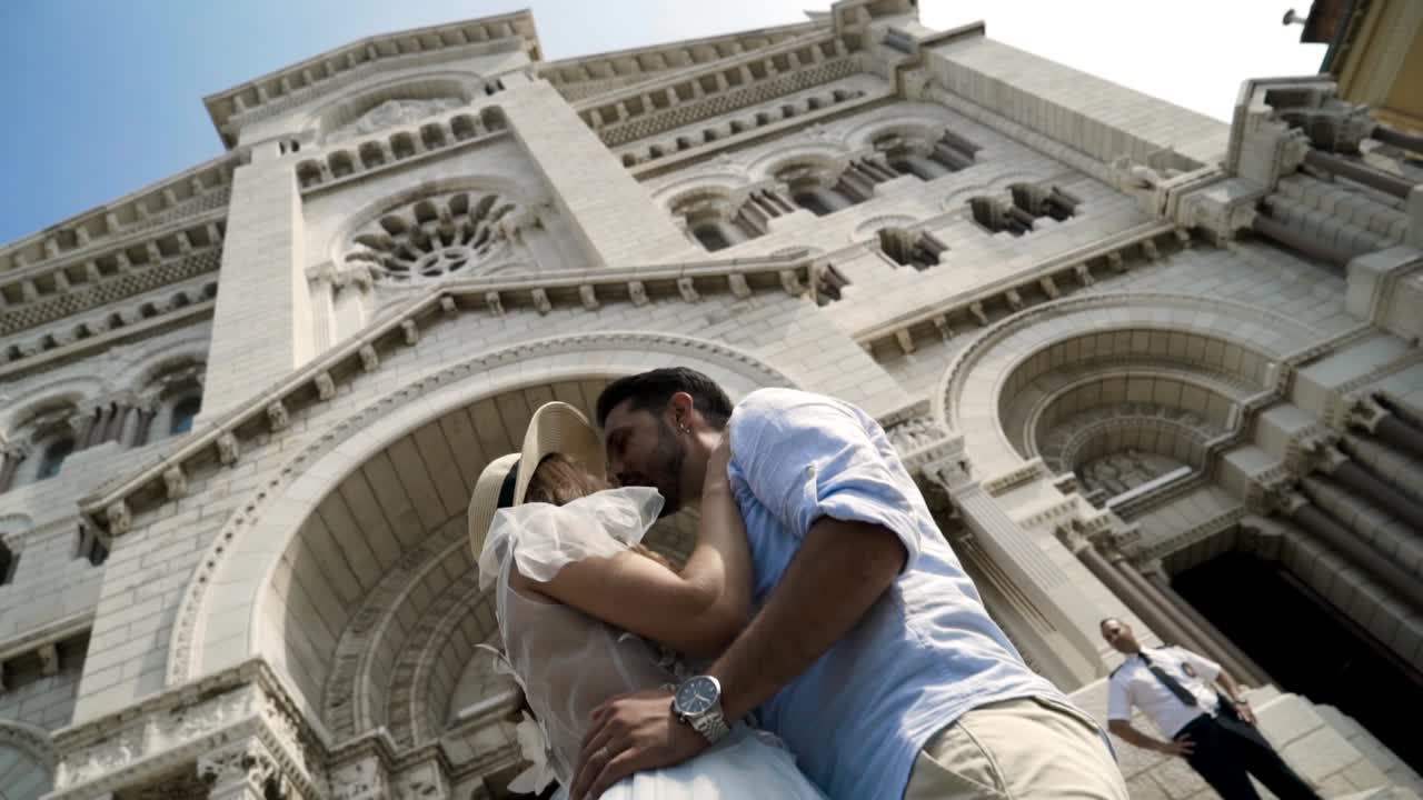 Par kysser foran Monaco katedral