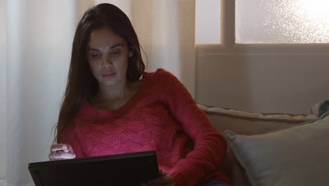 mujer caucásica usando una computadora portátil