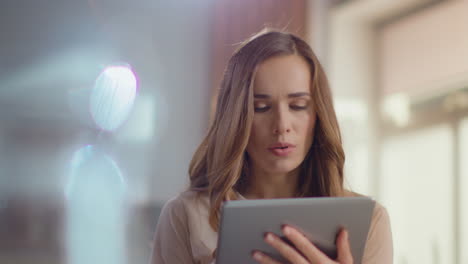 mujer usando una tableta en casa