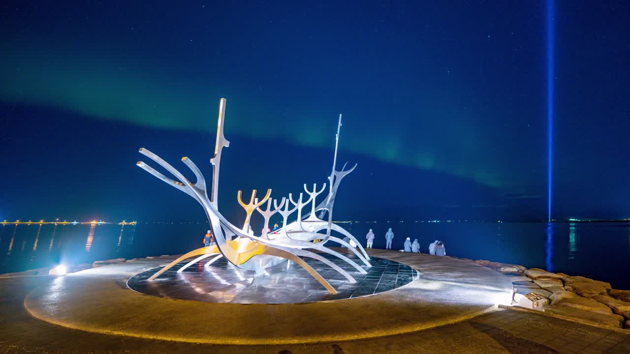 레이캬비크, 아이슬란드 관광객들과 상상의 평화 탑에 불이 켜진 태양 항해자 위에 오로라의 시간 경과 영상