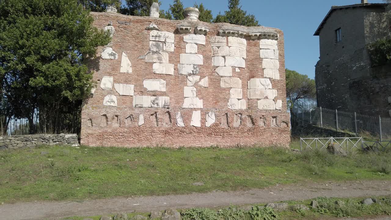 화창한 날 아피아 가도에서 마우솔레오 디 카사로톤도를 지나