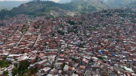 Imágenes-Aéreas-Con-Drones-De-Medellín-Comuna-13-San-Javier-Colombia-Ciudad-Sudamericana