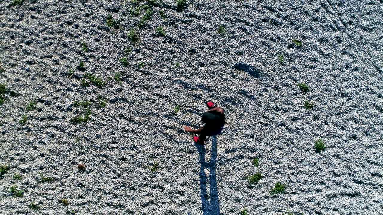야외에서 스포츠를 하는 젊은 매력적인 흑인 여성의 드론 샷