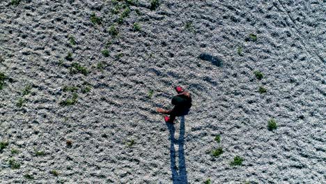 disparo de drones de una joven y atractiva mujer negra haciendo deportes al aire libre