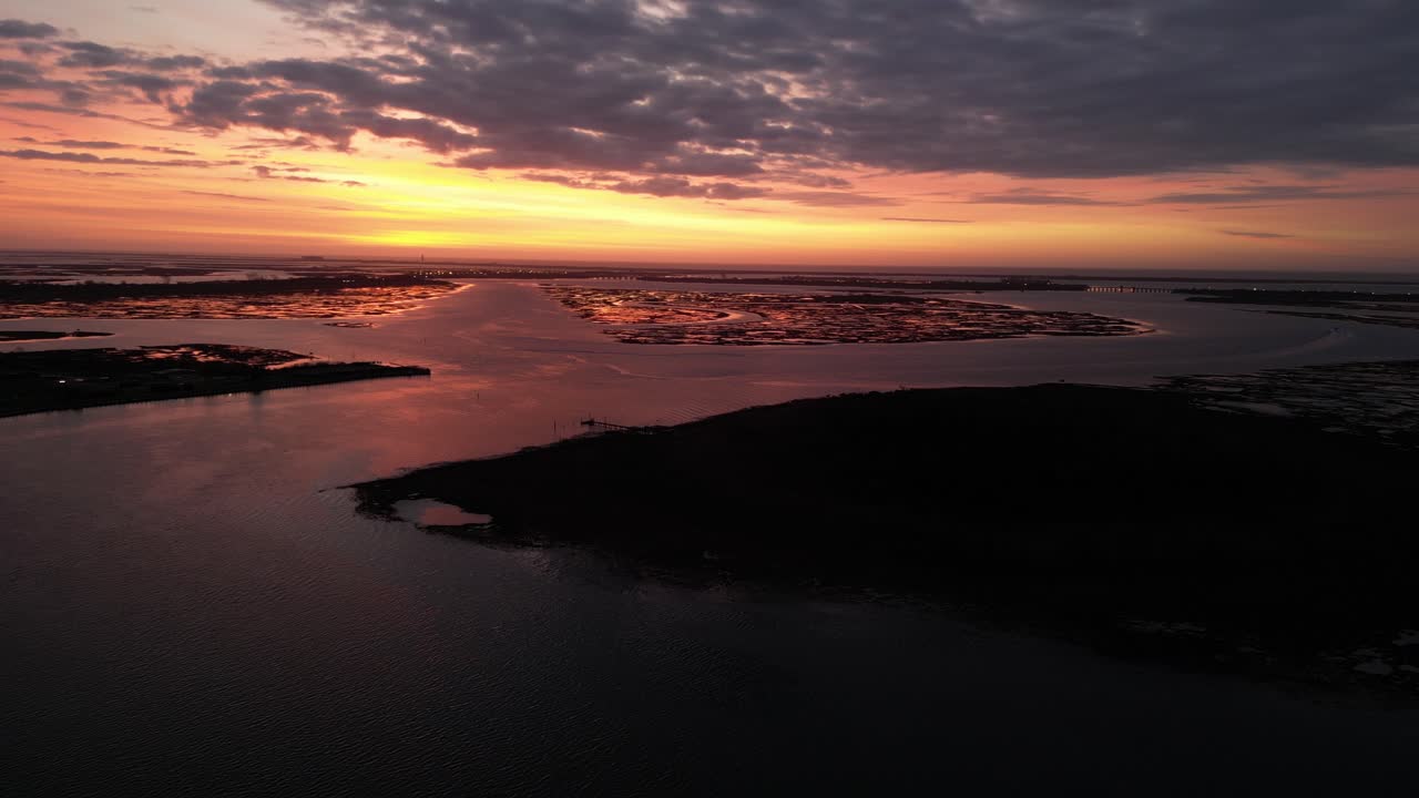 una vista aérea de una bahía en long island, nueva york al amanecer