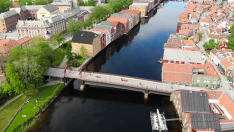 antena: casco antiguo de trondheim sobre el río nidelva en noruega