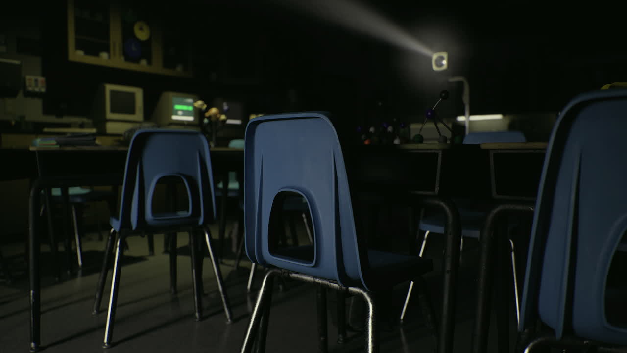 夜間のテクノロジーに関するプレゼンテーションのために教室に集まる学生たち。