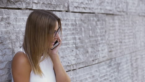 Mujer-Emocionada-Hablando-Por-Teléfono-Celular