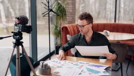 joven viendo diapositivas infográficas y preparándose para la presentación
