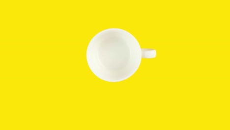 노란색 배경에  컵은 커피 콩으로 채워지고, 빈, 커피 음료로 다시 채워지고 술에 취합니다. looping stop motion animation.